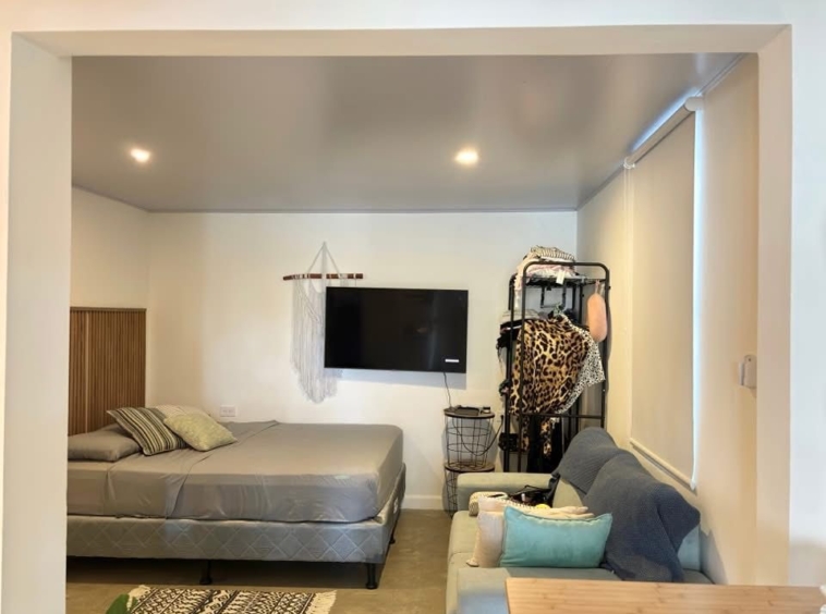 King-size master bedroom in Casa Mimi beach property Malpaís